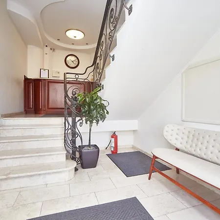 Royal Street 3*